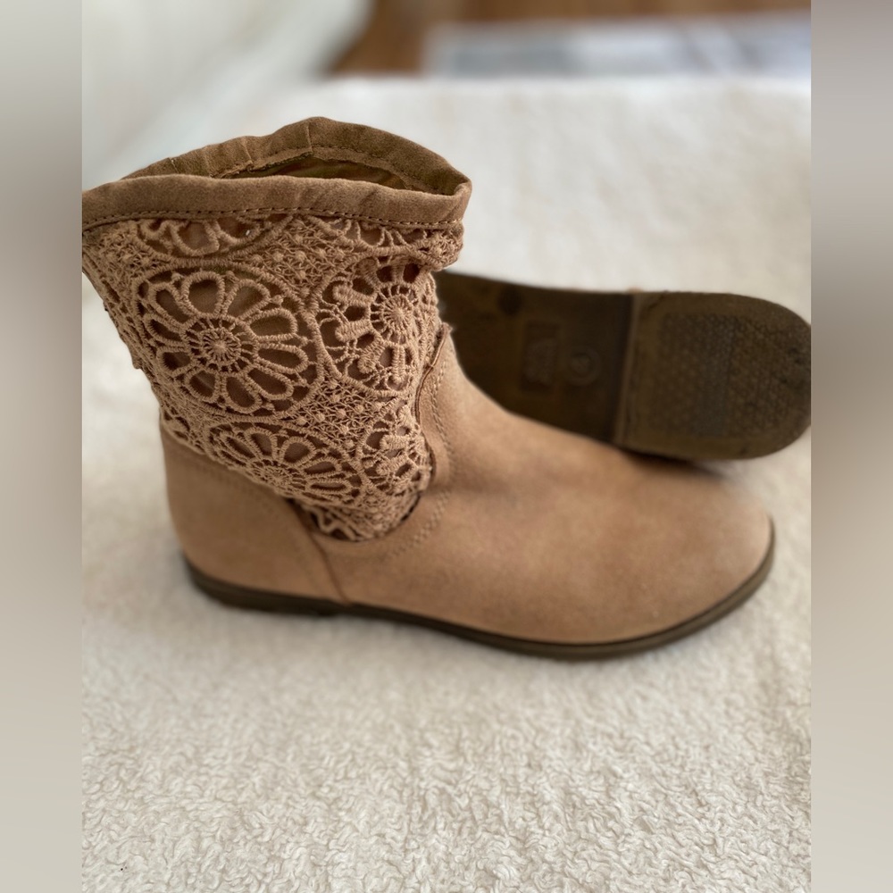 Girls size 4 booties Mudd brand suede